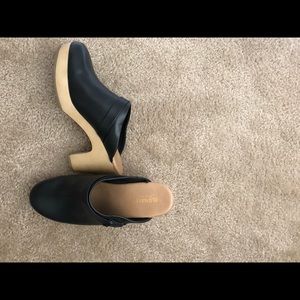 Old navy black clogs
